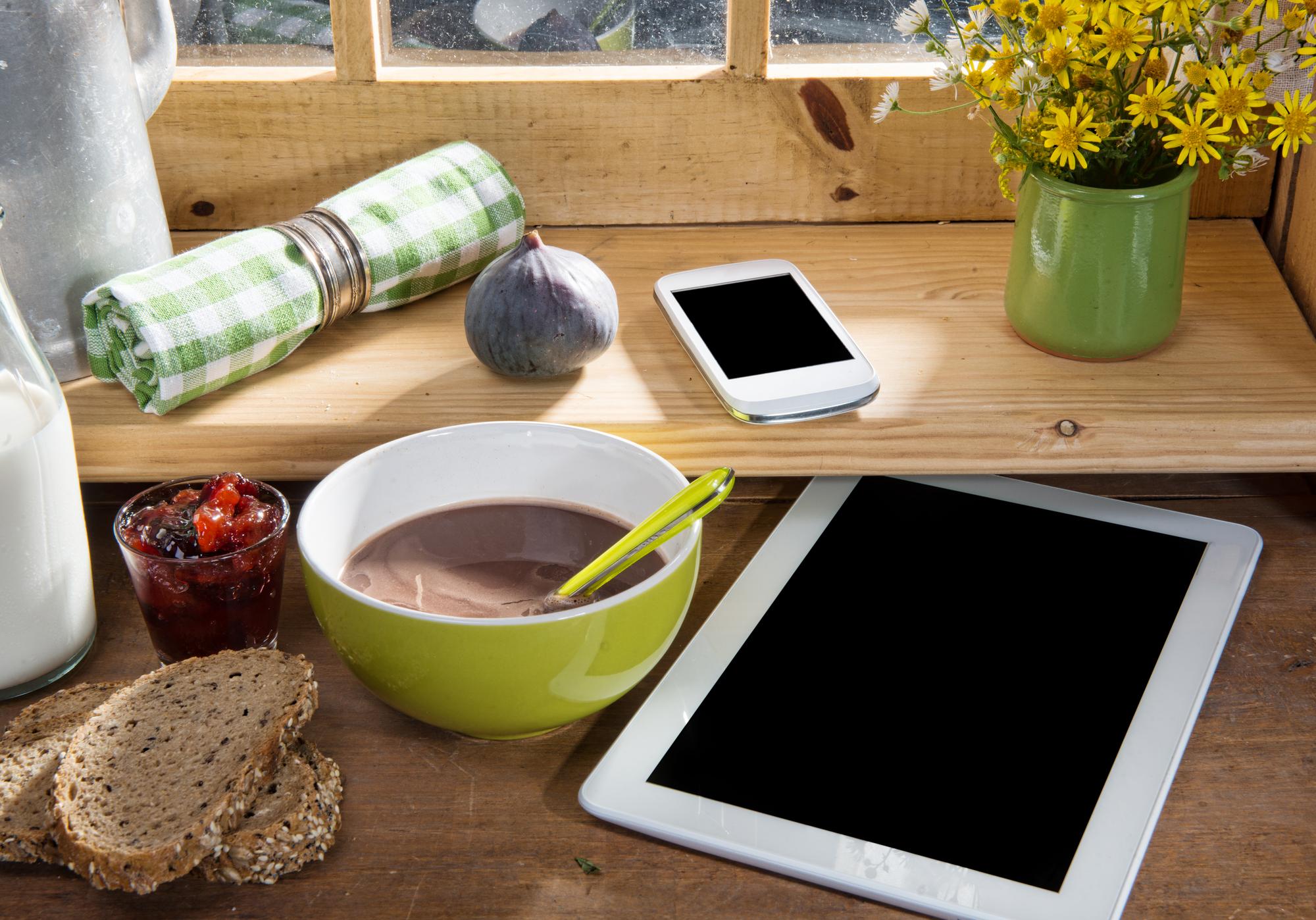 Set di strumenti da cucina e tablet per lezioni